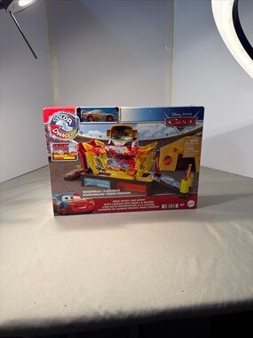 Disney Cars lighting McQueen Color-Changer Car Wash Playset - Red & Yellow